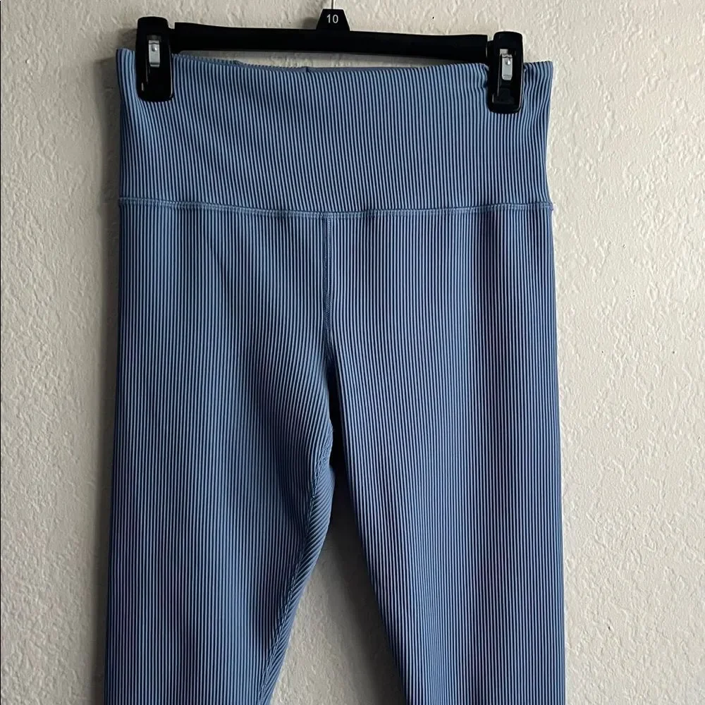 Like New! Athleta Elation Rib Tight Blue Leggings in Size M
